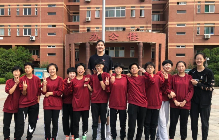 中間的黑衣少女為「女版姚明」張子宇，其身高高達226公分，在人群中非常顯眼。 圖: 翻攝自騰訊網