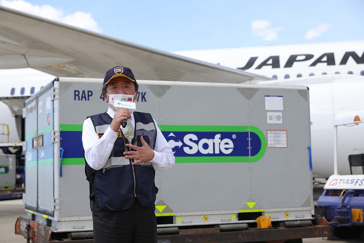 衛福部長陳時中發表談話，表示見證日本捐贈疫苗下機心裡很激動。 圖：中央流行疫情指揮中心/提供