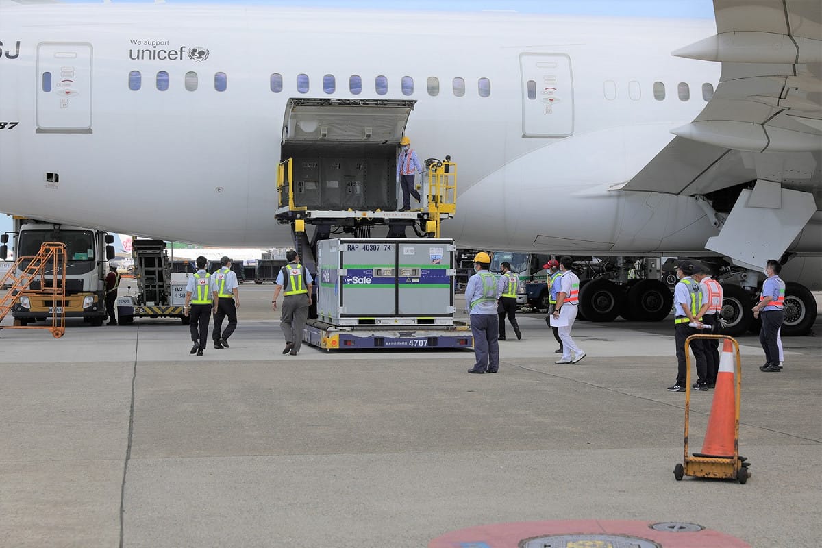 日本捐贈的第三批AZ疫苗今（15）天下午抵達桃園國際機場，外加前兩批疫苗，日本一共捐贈給台灣334萬劑。 圖：中央流行疫情指揮中心/提供