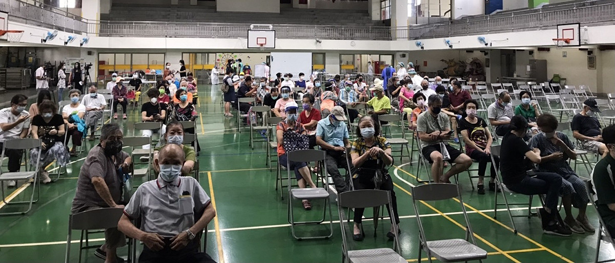 台中市政府表示，為預防混打或誤打阿斯特捷利康(AZ)及莫德納疫苗，宣布明起各快打站全面透過健保卡上網連線國健署疫苗施打紀錄，杜絕混打歪風。 市議員施志昌/提供