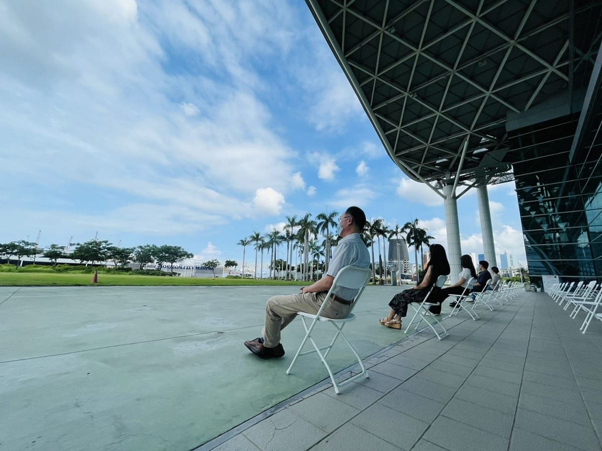高雄市政府規畫許多寬敞舒適的大型接種站，位於海景第一排的高雄展覽館，日前有不少市民搭乘輕軌來打疫苗，還可以到戶外區賞景、拍照打卡、體驗微解封的小確幸。 圖：高雄市政府提供