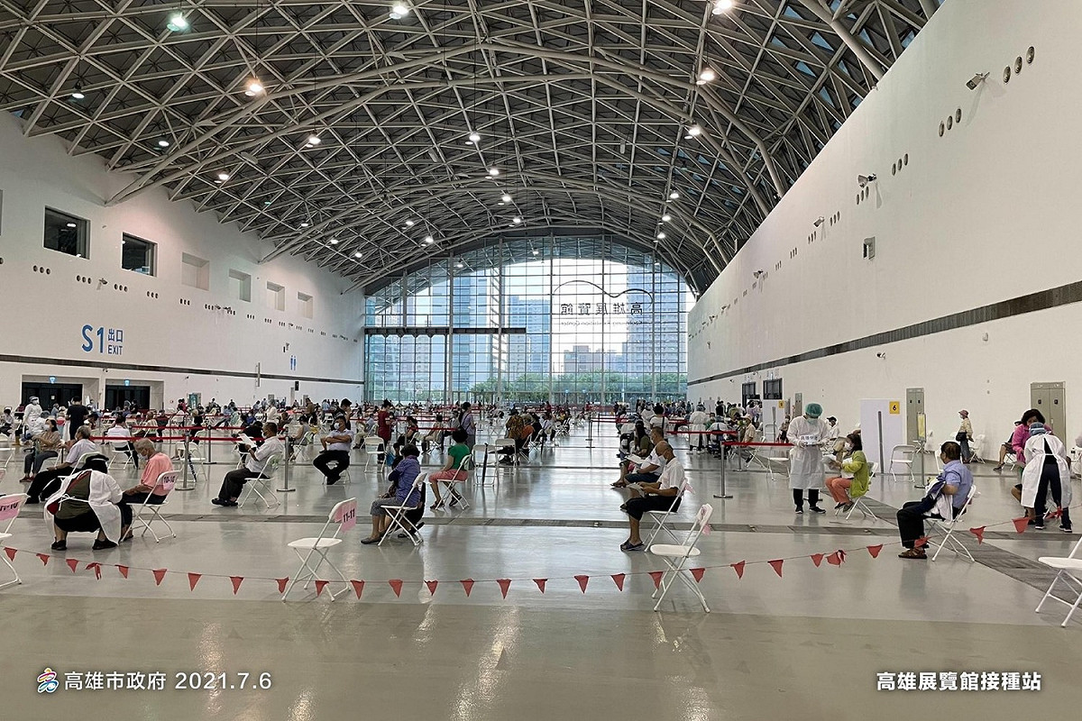高雄公費疫苗預約登記，仍有25%表達意願者尚未登記，市長陳其邁建議趕快登記到3個大型施打站進行施打，分別為高雄展覽館、巨蛋站、岡山農工站。 圖：高雄市政府提供