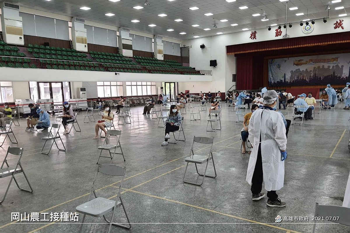 高雄公費疫苗預約登記，仍有25%表達意願者尚未登記，市長陳其邁建議趕快登記到3個大型施打站進行施打，分別為高雄展覽館、巨蛋站、岡山農工站。 圖：高雄市政府提供