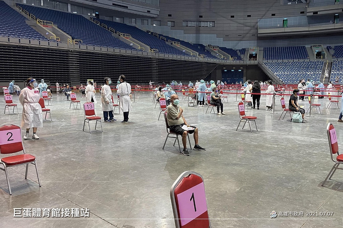 高雄公費疫苗預約登記，仍有25%表達意願者尚未登記，市長陳其邁建議趕快登記到3個大型施打站進行施打，分別為高雄展覽館、巨蛋站、岡山農工站。 圖：高雄市政府提供
