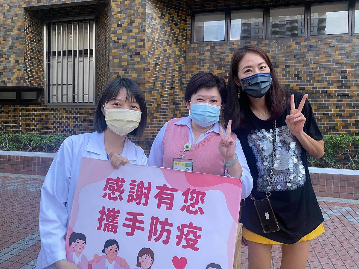 賈永婕對一線人員的盡心盡力，讓她榮獲了「抗議國民女神」的稱號。 圖：取自賈永婕臉書。