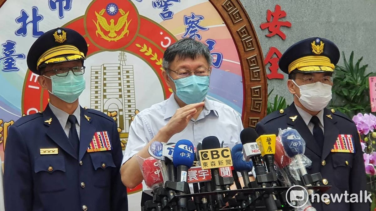 台北市警察局長新、卸任局長交接典禮，台北市警局長陳嘉昌（左）退休、將由台中市警局長楊源明（右）接任。 圖：周煊惠 / 攝