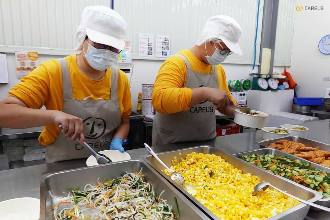 高雄市身障者開始施打疫苗。 圖：翻攝喜憨兒基金會臉書