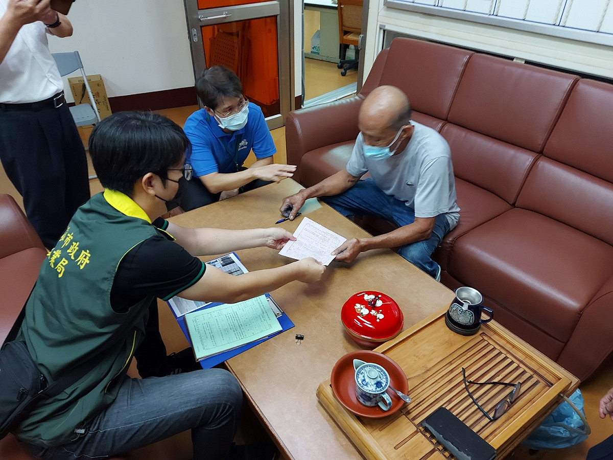 被檢舉未帶口罩業者(右)遭開罰。 圖：高雄市農業局提供