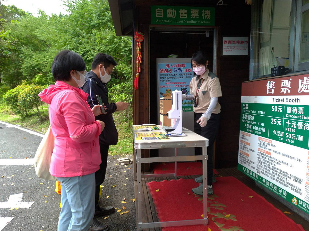 入園前掃瞄實聯制QRcode。 圖：林務局／提供