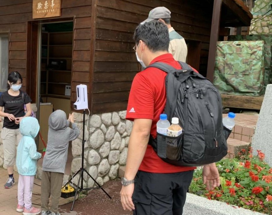 遊客入園前量測體溫與消毒雙手。 圖：林務局／提供