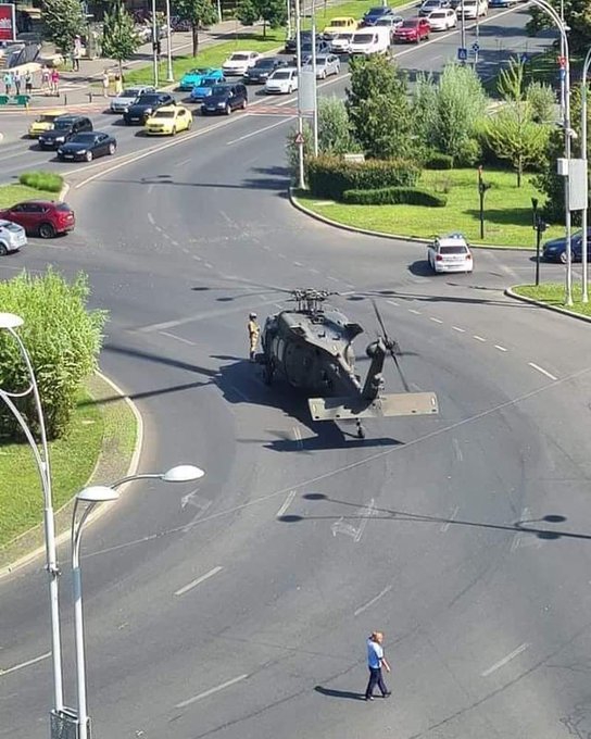 一架美軍「UH-60黑鷹」直升機，在羅馬尼亞時間15日發生迫降狀況，地點是羅馬尼亞首都布加勒斯特市戴高樂廣場；據傳下降時扯到2根電桿，導致2輛汽車受損，所幸沒有造成人員受傷。 圖：翻攝新華網
