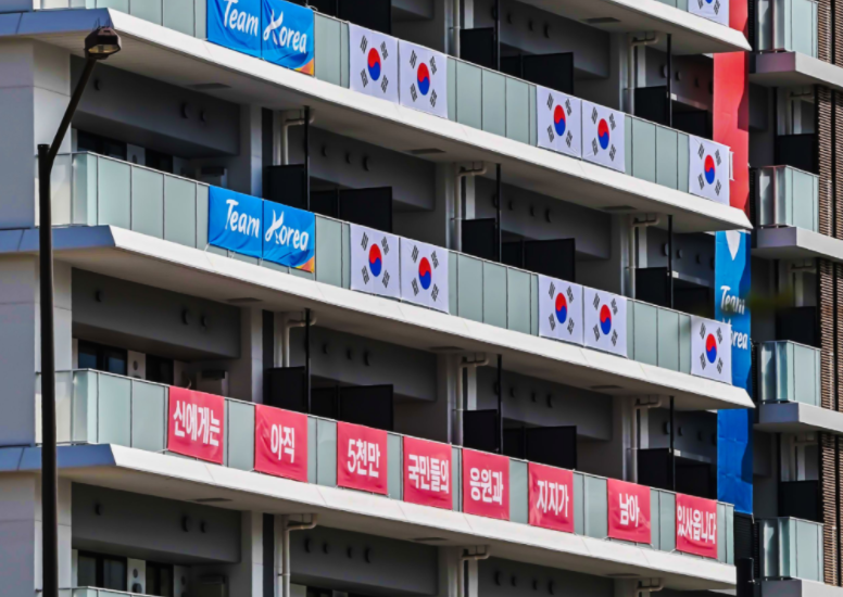 韓國代表團在選手村陽台圍欄上掛出多面韓國國旗。(示意圖) 圖：翻攝自環球網
