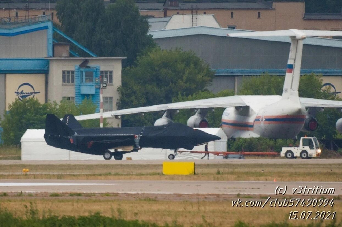 莫斯科時間7月15日在茹科夫斯基機場(Zhukovsky)，發現一架「造型奇特」的單發動機戰鬥機，懷疑是將與美國F-35競爭的全新第5代輕型多用途戰機。 圖：翻攝環球網