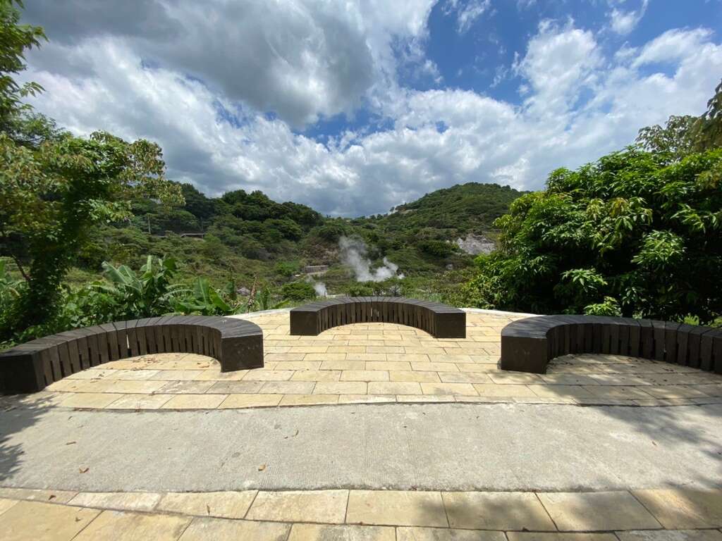 觀賞硫磺谷特殊地景。 圖：台北市大地工程處／提供