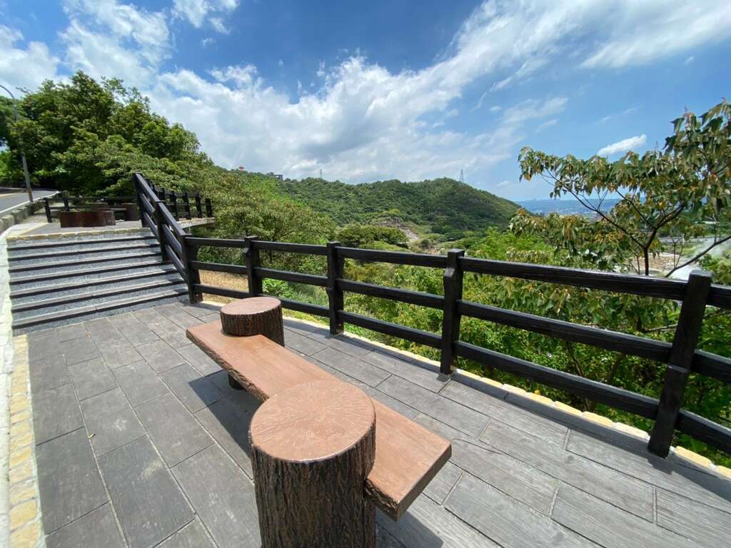 行義路旁觀景平台供民眾休憩及遠眺硫磺谷地景。 圖：台北市大地工程處／提供