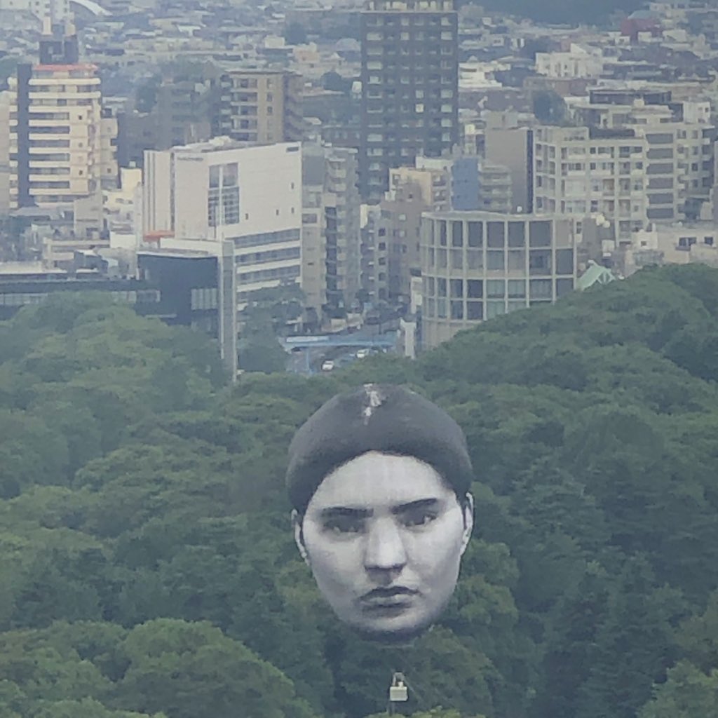 日本東京今（16）日上空出現一顆人頭熱氣球。 圖：翻攝自@monoprixgourmet推特