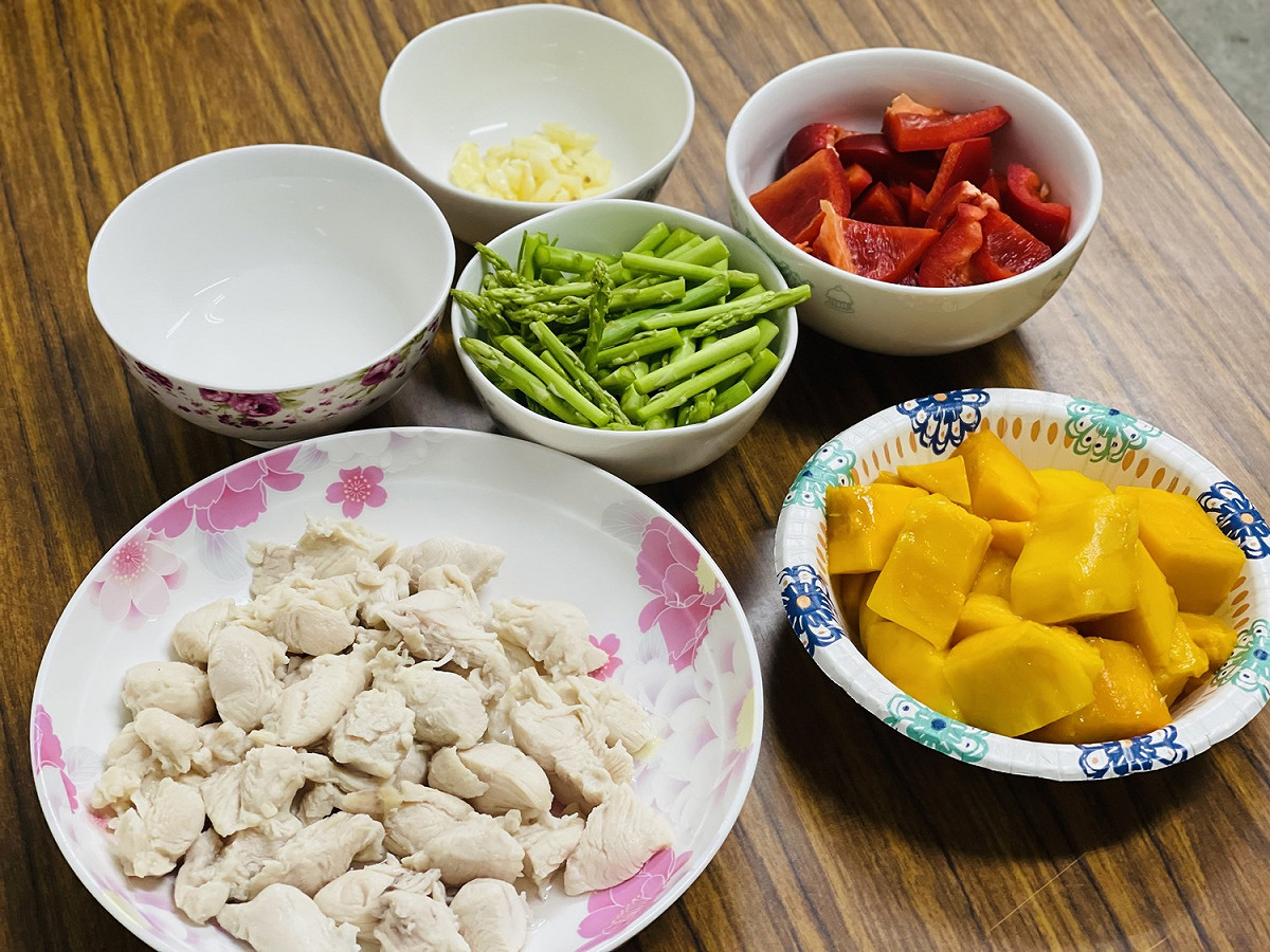 「夏日芒果雞柳燴時蔬」備料食材。 圖：蘇致榮提供