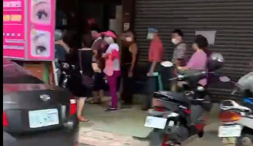 「台南打疫苗」影片在fb上流傳，婦人騎車從隊伍尾端到接種站居然要兩分鐘。 圖：翻攝蔡正元臉書影片「台南打疫苗」