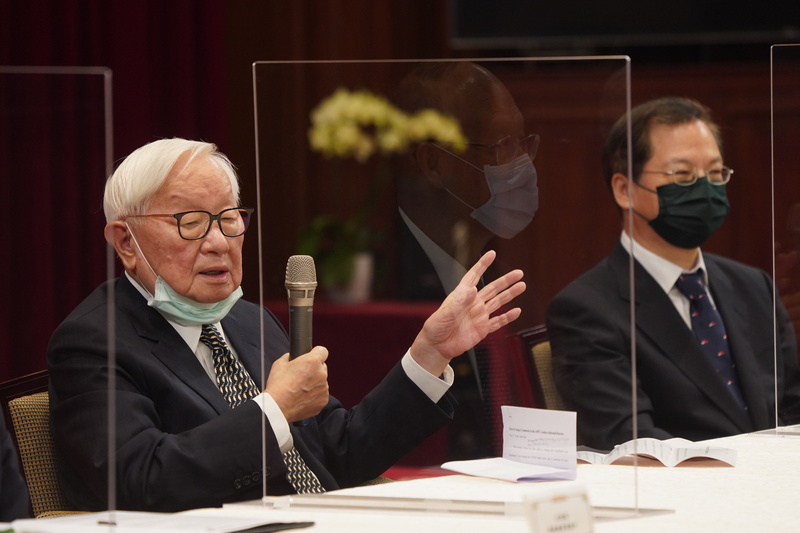 亞太經濟合作會議（APEC）非正式領袖視訊閉門會議16日晚間登場，台積電創辦人張忠謀（左）與國發會主委龔明鑫（右）會後出席總統府線上記者會。 圖：中央社提供