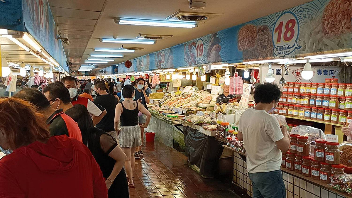 桃園市大園區的竹圍漁港，假日出現不少採買魚貨人潮。 圖：大園分局／提供