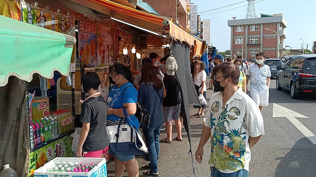 桃園市大園區的竹圍漁港，假日出現不少採買魚貨人潮。 圖：大園分局／提供