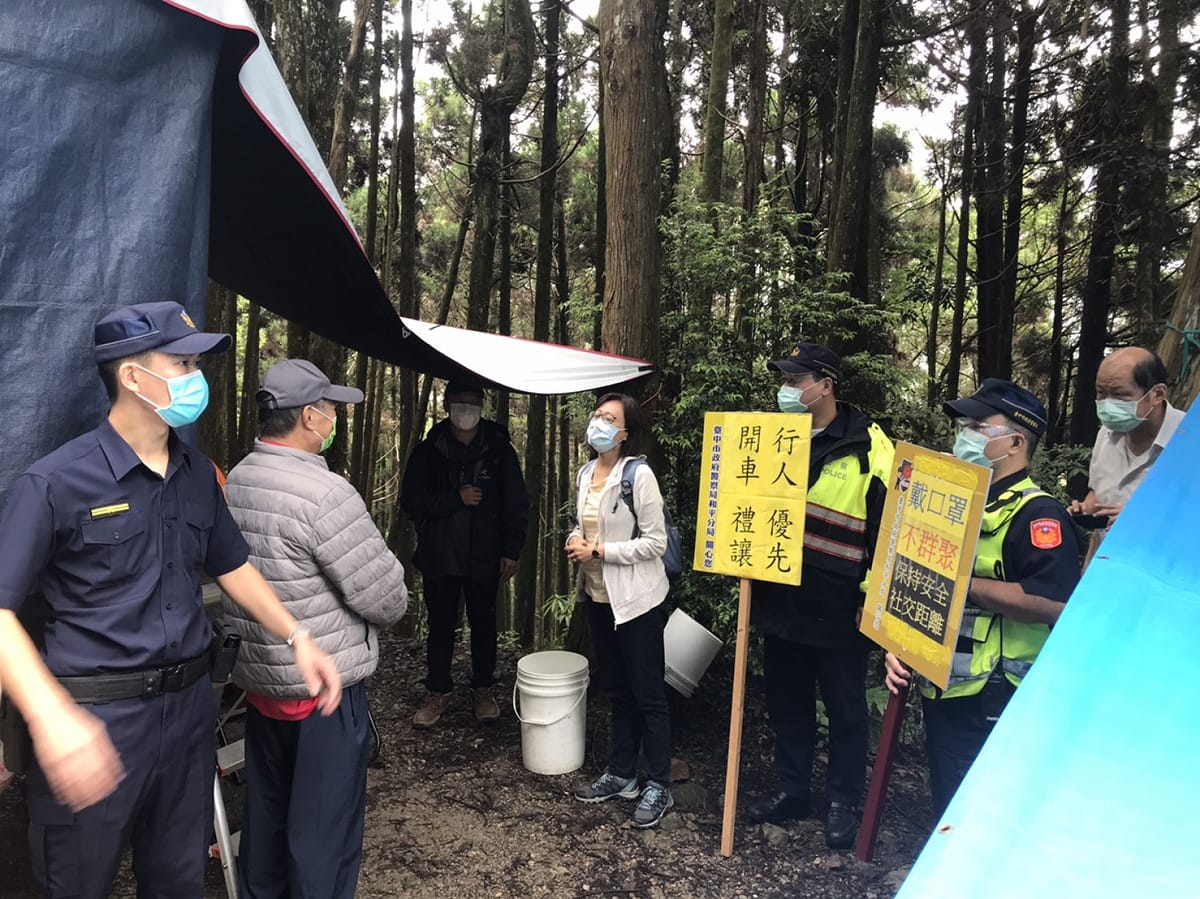 東勢林管處偕同警方勸導遊客勿違停、野炊。 東勢林管處/提供