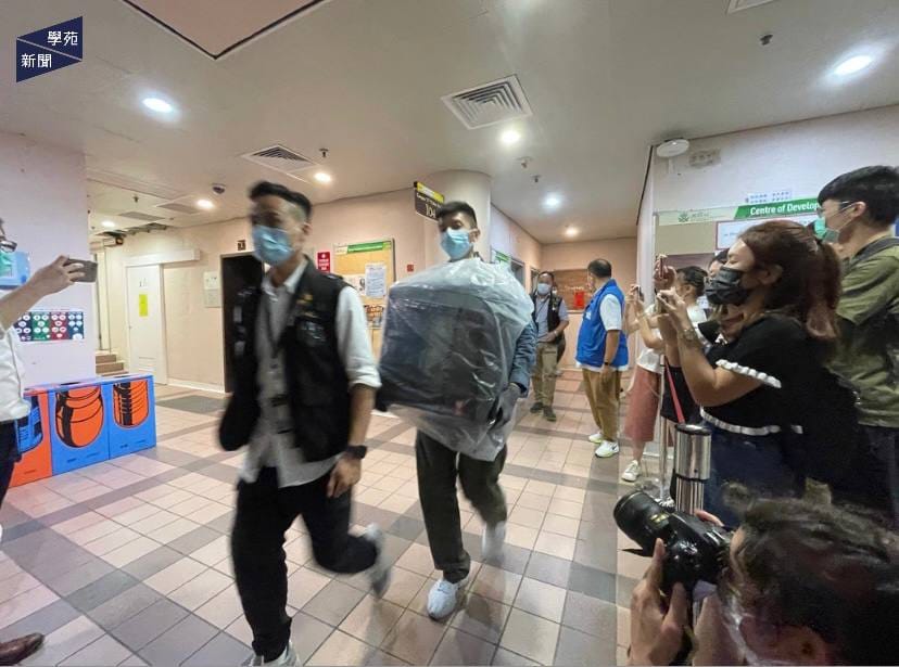 港警國安處昨大規模搜查香港大學學生會大樓、校園電視及學生媒體《學苑》。 圖：翻攝自香港大學學生會學苑即時新聞臉書