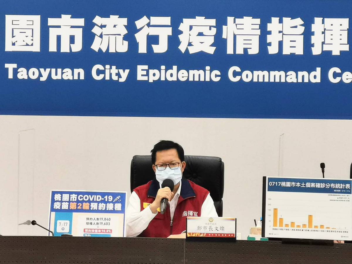鄭文燦表示，進入全民預約接種階段，將不再透過造冊安排施打，呼籲年滿18歲以上民眾踴躍上網登記意願， 圖：桃園市政府/提供
