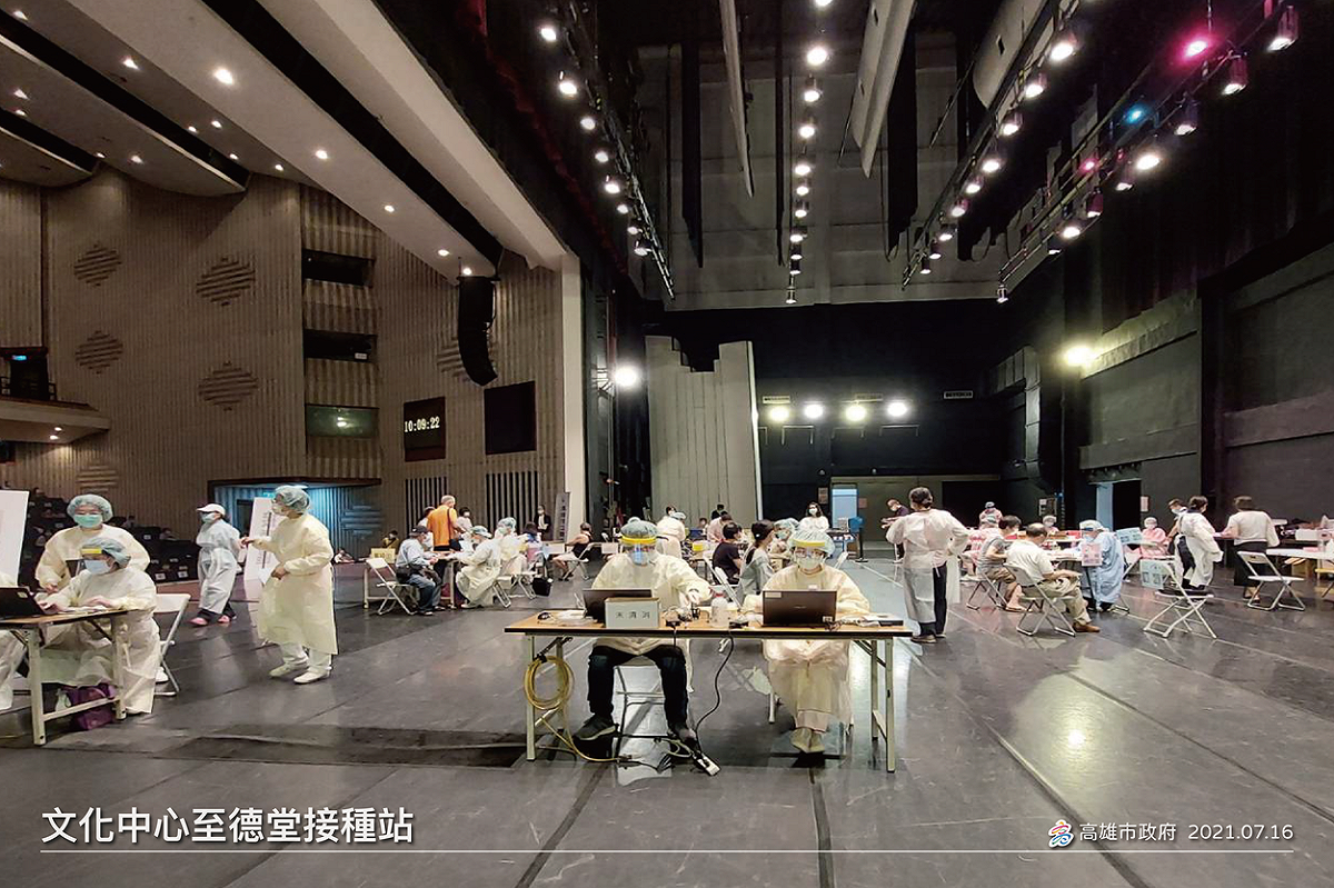 高市文化中心至德堂接種站，一名女子打完疫苗後被緊急送醫。 圖：高雄市政府提供