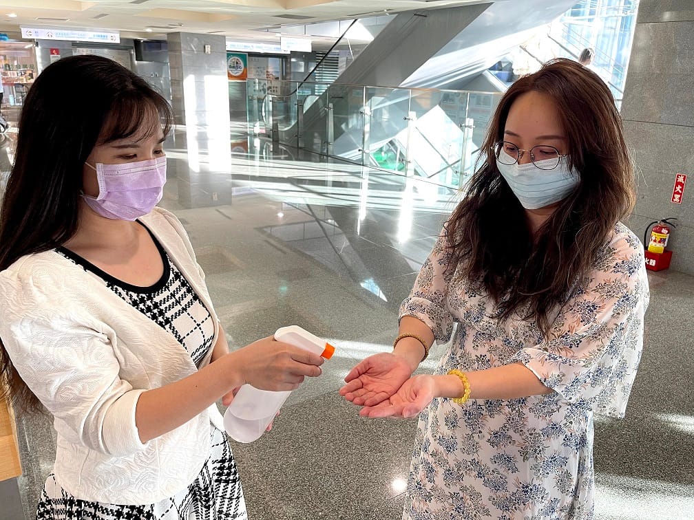 參與室內實體股東會人員須配戴口罩、監控體溫、酒精消毒 圖：新北市經發局提供