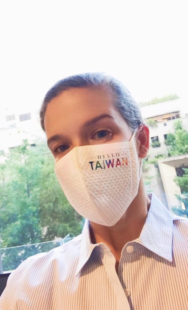 美國在台協會處長孫曉雅日前抵台時，戴著有HELLO TAIWAN字樣的口罩，引起注意。 圖/AIT臉書粉專