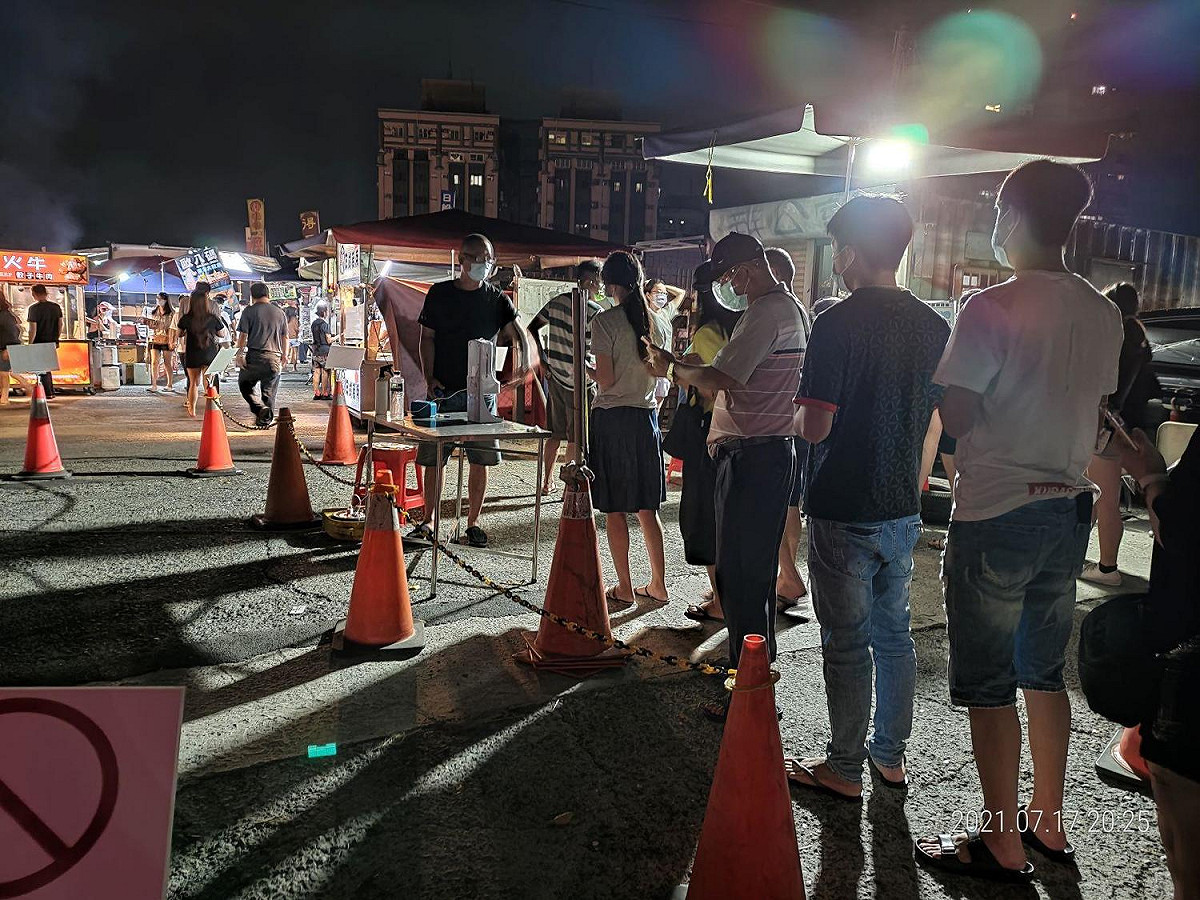 斗六人文夜市微解封，流量管制，單一出入口，民眾排隊逛夜市 圖：翻攝自串樓口