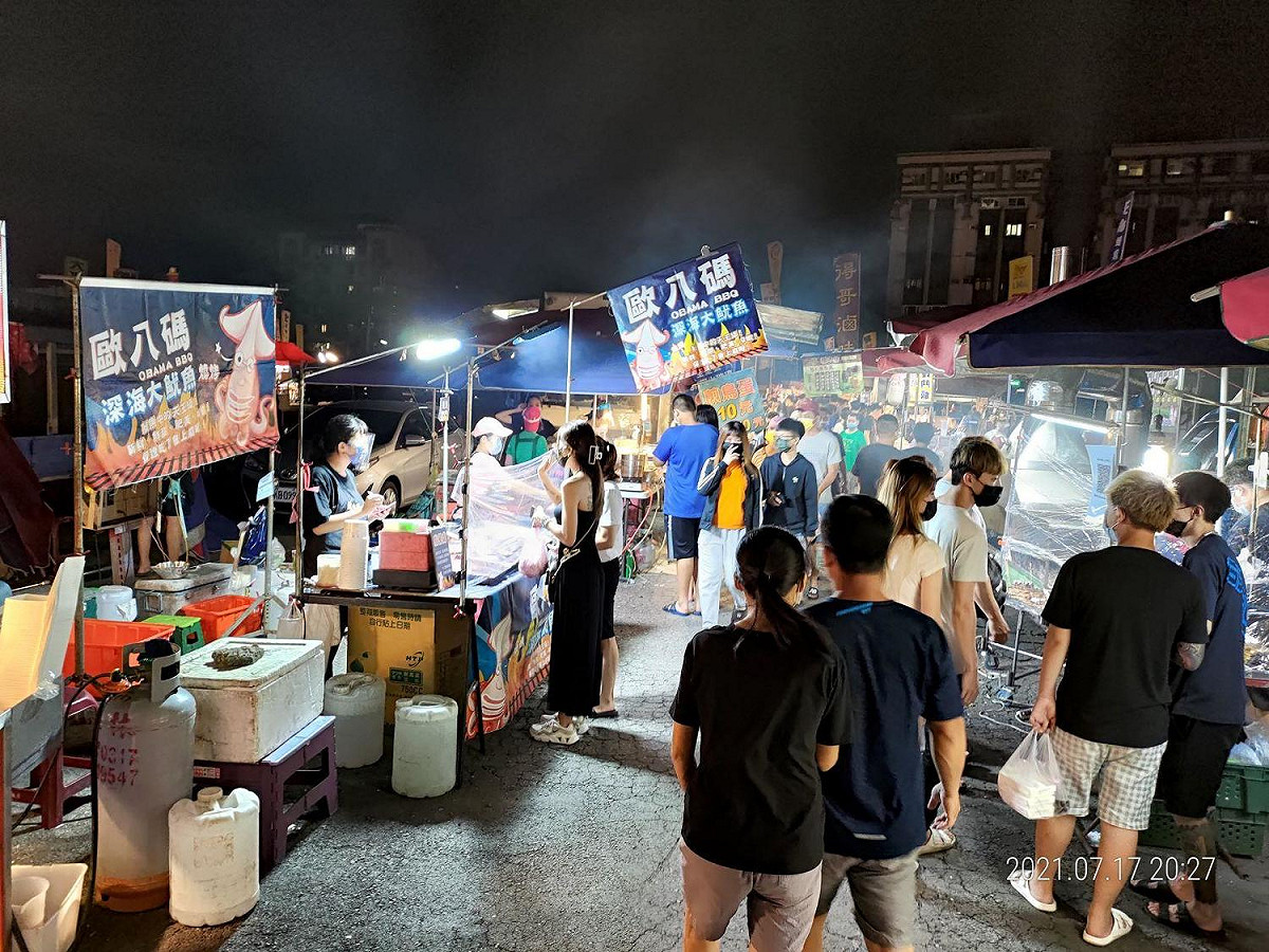 夜市裡雖然各種攤商都有，還是賣吃的生意好。 圖：翻攝自串樓口