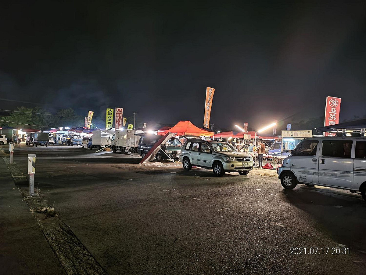 夜市雖然恢復營業，還是有將近一半的攤位沒擺攤，看來要再看到昔日旗海飄揚的景象，還是得再等等了。 圖：翻攝自串樓口