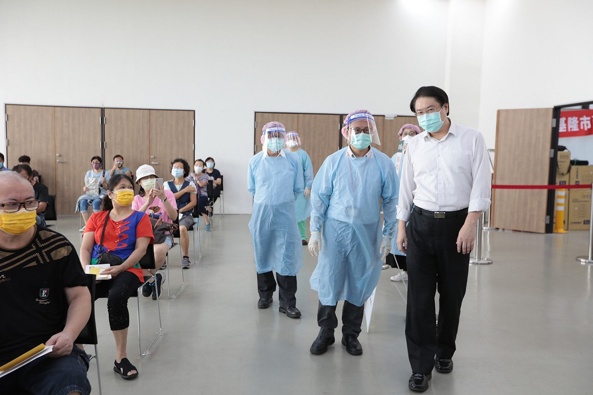 林右昌呼籲基隆市民務必依照登記預約及通知的時間前來施打疫苗 圖：基隆市政府提供