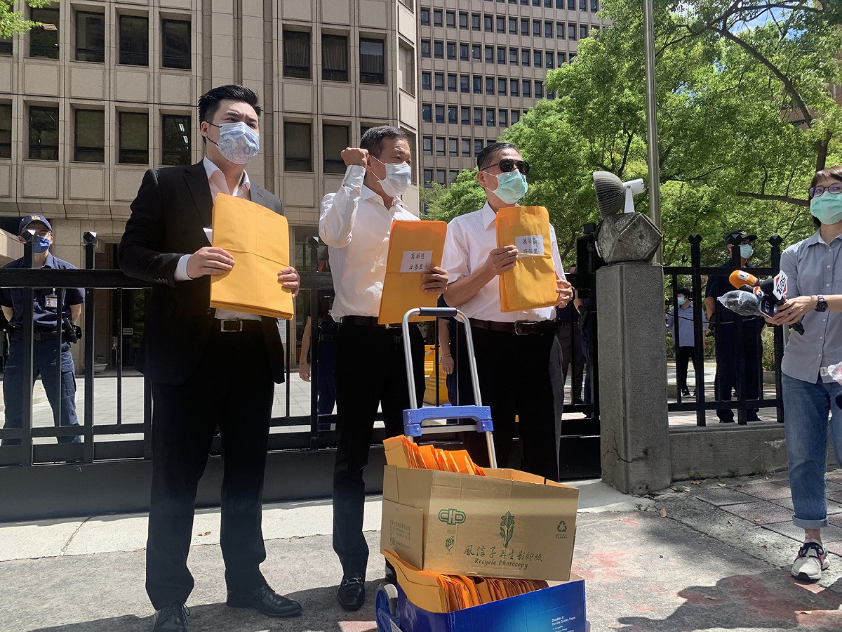 無黨籍議員鍾小平、罷免領銜人鄭大平等人今送4300件連署書至中選會，誓言要罷免掉立委林昶佐。 圖：鍾小平辦公室 / 提供（資料照）