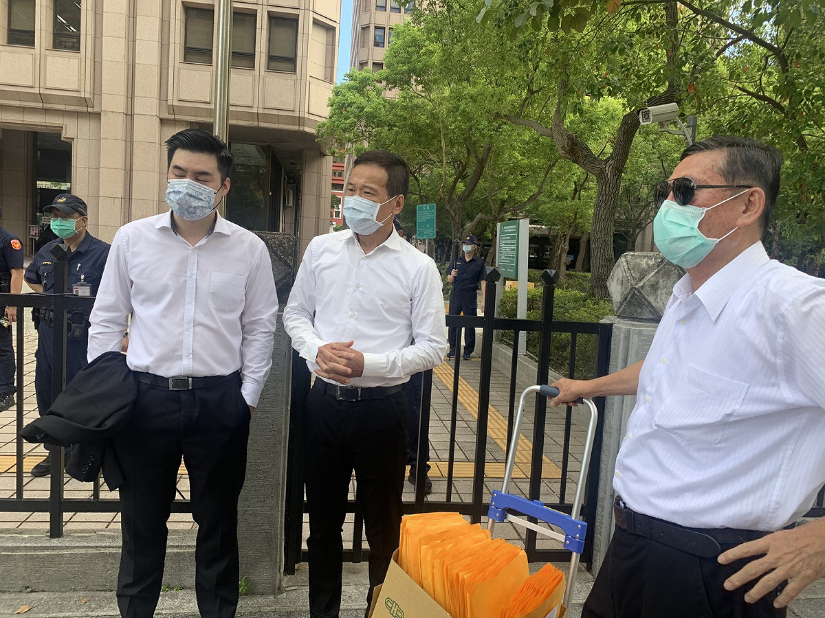 無黨籍議員鍾小平、罷免領銜人鄭大平等人今送4300件連署書至中選會，誓言要罷免掉立委林昶佐。 圖：鍾小平辦公室 / 提供