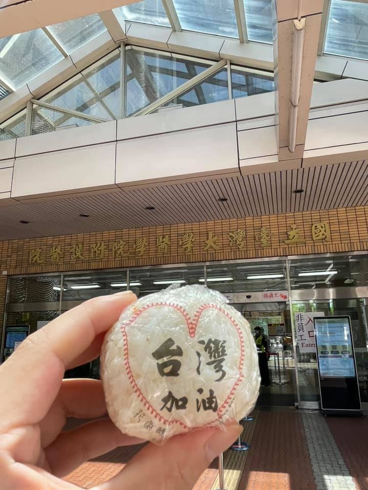 花彘醺忠孝店透過臉書粉專PO文表示，18日收到球星胡金龍的私訊，想要客製化棒球愛心餐盒獻給台大醫院的醫護團隊。 圖:花彘ㄓˋ醺 Hwa Tze Xun Bistro 忠孝店臉書