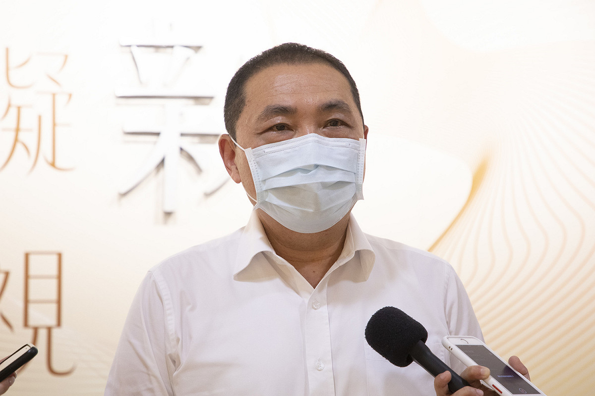 新北市長侯友宜表示，只要有助於讓受疫情衝擊的行業能及早回復生氣，不管是發放振興券或是其他方式，他都樂見其成。 圖：新北市政府／提供