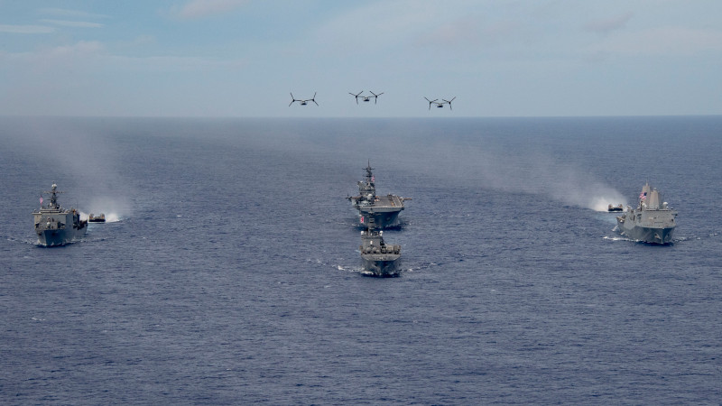 美軍兩棲攻擊艦「美利堅號(LHA-6)」、「聖安東尼奧級」兩棲船塢運輸艦「紐奧良號(LPD-18)」等艦艇與2艘日本海上自衛隊「大隅級」坦克登陸艦混合編組進行雙邊演習。 圖：翻攝Eurasia Review推特