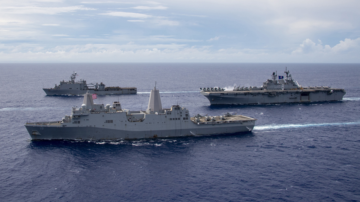 美軍出動兩棲攻擊艦「美利堅號(LHA-6)」、「聖安東尼奧級」兩棲船塢運輸艦「紐奧良號(LPD-18)」等艦艇參與「護身軍刀」(Talisman Sabre 2021)軍演。 圖：翻攝U.S. Pacific Fleet推特
