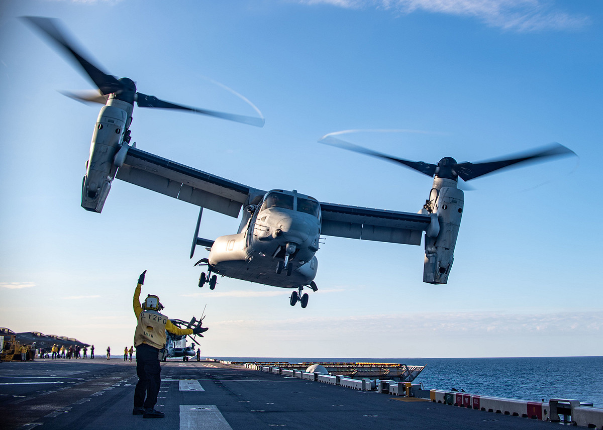 兩棲攻擊艦「美利堅號(LHA-6)」搭載AV-8B魚鷹運輸機。 圖：翻攝U.S. Pacific Fleet推特