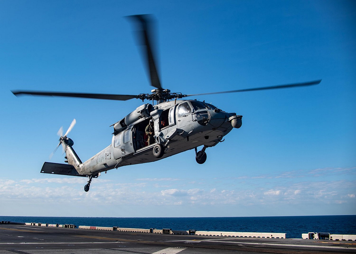 兩棲攻擊艦「美利堅號(LHA-6)」搭載SH-60海鷹直升機。 圖：翻攝U.S. Pacific Fleet推特