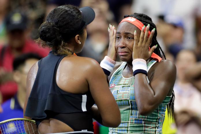 日本球后大坂直美安慰落敗的Cori Gauff。 圖／美聯社／達志影像