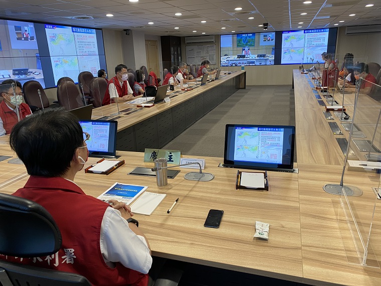 經濟部水利署長賴建信於今(19)日上午8時召集各所屬機關召開防汛視訊會議。 圖：取自經濟部水利署官網
