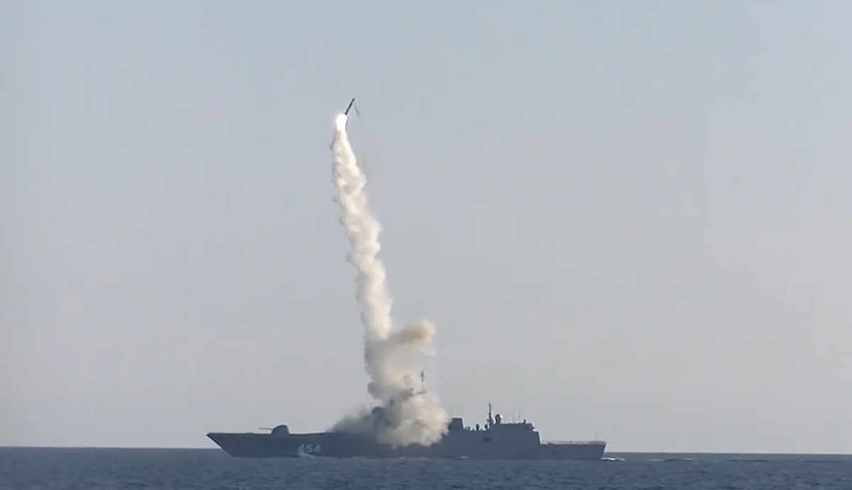 俄羅斯國防部19日公布「戈爾什科夫海軍元帥號」巡防艦試射高超音速巡航反艦飛彈「鋯石」畫面。 圖：翻攝俄羅斯國防部