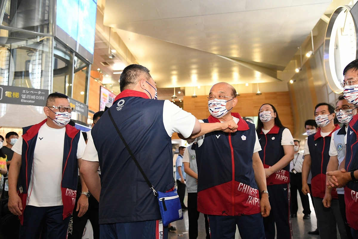 行政院長蘇貞昌19日中午特別身著我國2020東京奧運會代表團團服，赴松山機場歡送我國代表團。 圖：行政院提供
