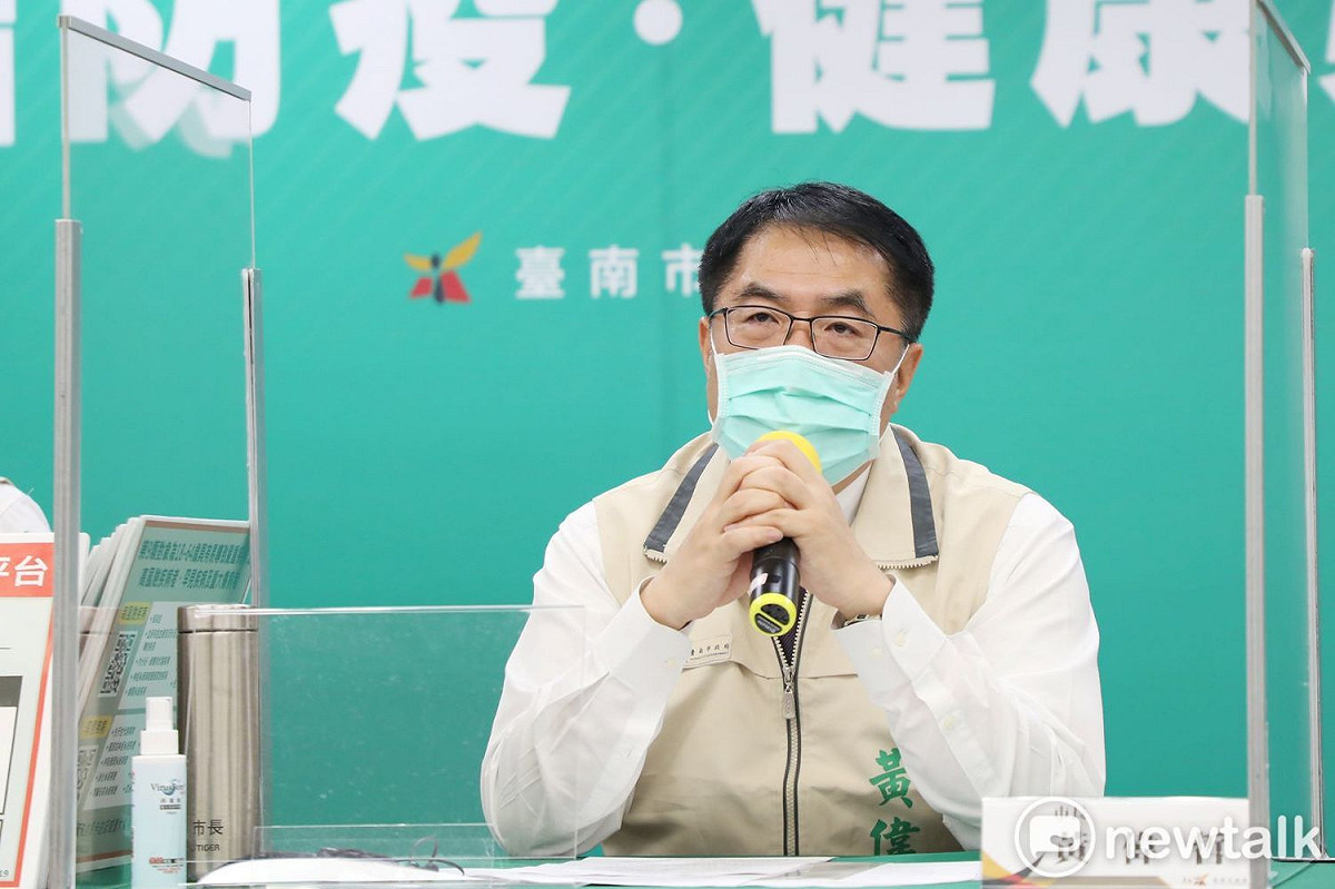 台南市長黃偉哲舉行線上防疫記者會說明台南市最新疫苗施打情況，他指出，疫苗涵蓋率達逼近20%，國小教職員明起接種疫苗，並全力進行移工快篩。 圖：台南市政府 / 提供