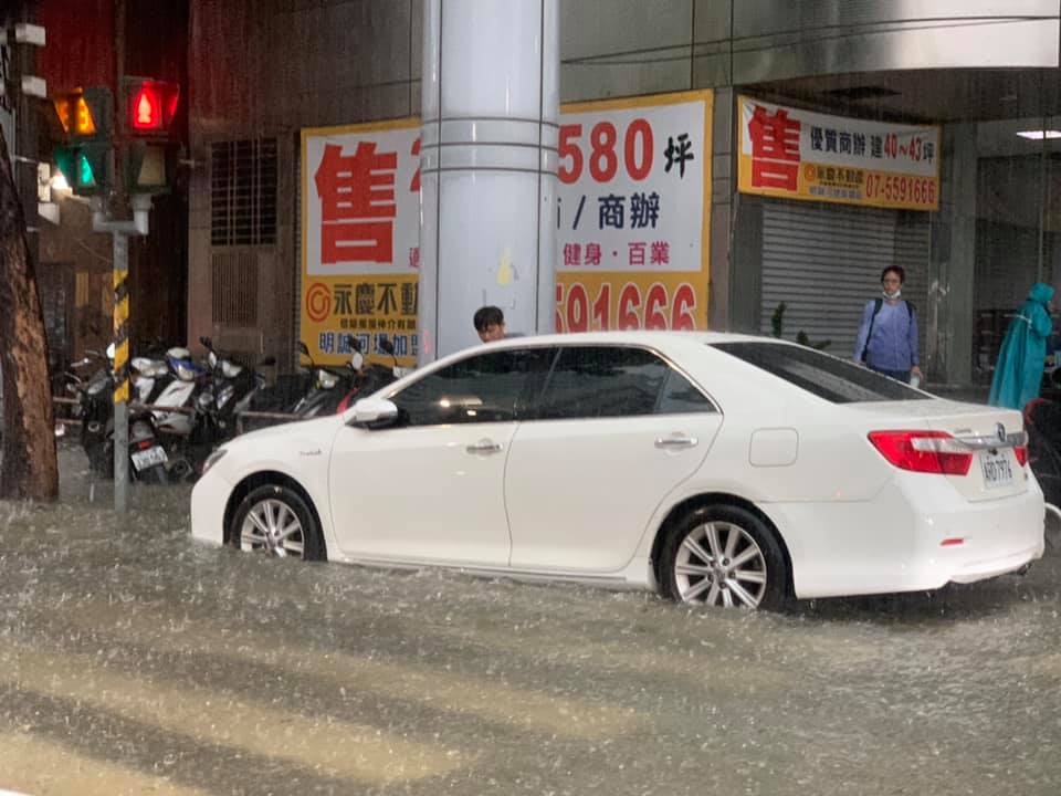 今天(19日)傍晚5點左右，高雄開始下起大雷雨，短時強降雨造成排水系統宣洩不及，高雄市水利局掌握，包括高雄市政府鳳山行政中心周圍等，全高雄至少7處積淹水。 圖：翻攝高雄大小事臉書粉專