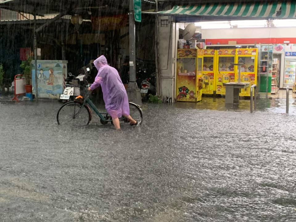 今天(19日)傍晚5點左右，高雄開始下起大雷雨，短時強降雨造成排水系統宣洩不及，高雄市水利局掌握，包括高雄市政府鳳山行政中心周圍等，全高雄至少7處積淹水。 圖：翻攝高雄大小事臉書粉專